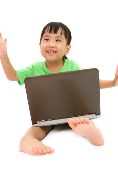 Chiński dziewczynka siedzi na podłodze z laptopa — Zdjęcie stockowe
