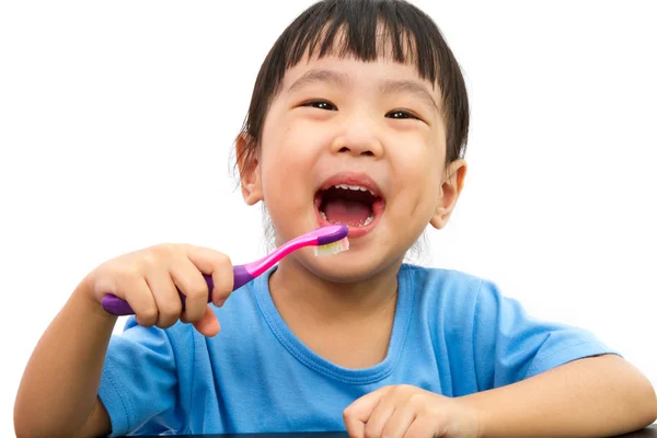 Chinesisches kleines Mädchen beim Zähneputzen — Stockfoto