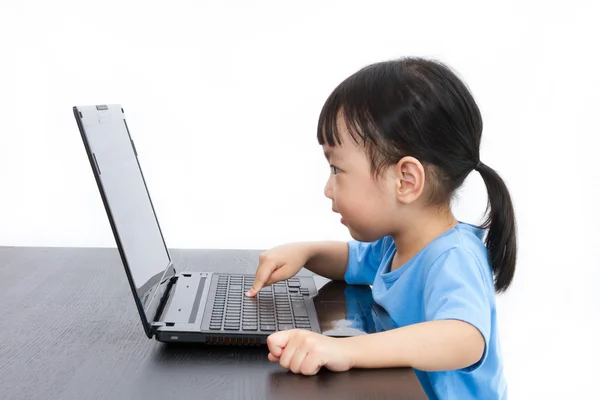 使用笔记本电脑的中国小女孩 — 图库照片