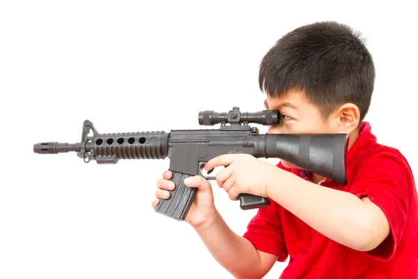 Plastik oyuncak Ak47 oynarken Asya küçük çocuk — Stok fotoğraf
