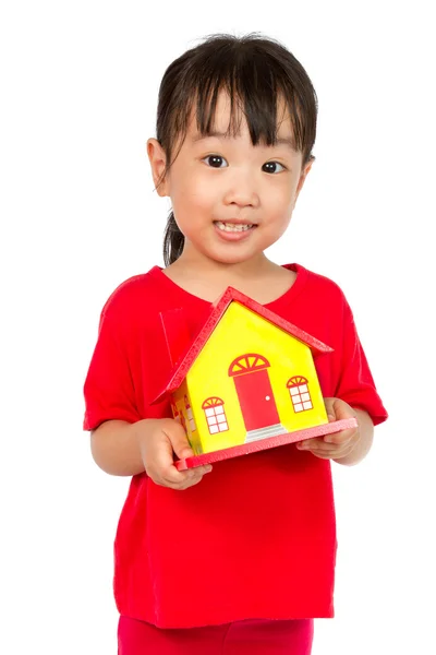 Asian dziewczynka gospodarstwa dom dla Właściwość koncepcja — Zdjęcie stockowe