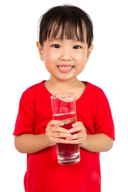 Asyalı küçük Çinli kız tutan bir bardak su