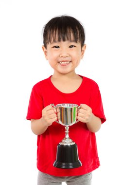 Onun elinde bir kupa ile Asya küçük Çinli kız gülümsüyor