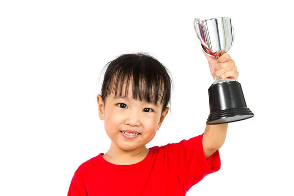 Asiática poco china chica sonríe con un trofeo en sus manos —  Fotos de Stock