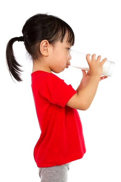 Asiática poco china chica bebiendo un taza de leche — Foto de Stock