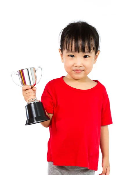 Asiática poco china chica sonríe con un trofeo en sus manos — Foto de Stock