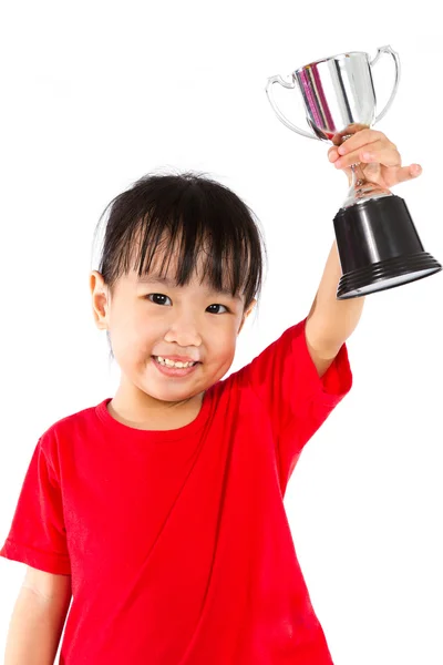 Asiatische kleine chinesische Mädchen lächelt mit einer Trophäe in den Händen — Stockfoto