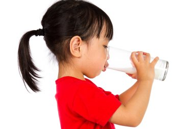 Asyalı küçük Çinli kız içme süt, bir fincan