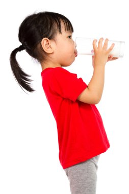 Asyalı küçük Çinli kız içme süt, bir fincan