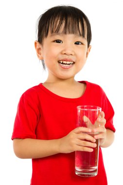 Asyalı küçük Çinli kız tutan bir bardak su