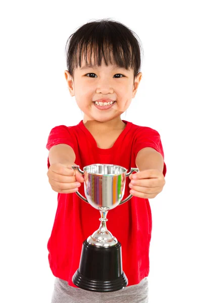 Asiática poco china chica sonríe con un trofeo en sus manos — Foto de Stock