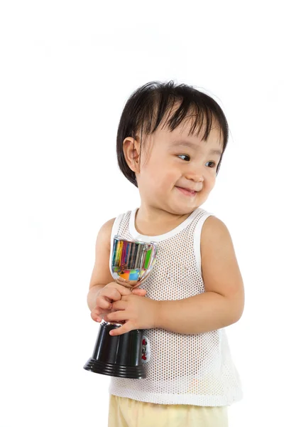 Asiática poco china chica sonríe con un trofeo en sus manos —  Fotos de Stock