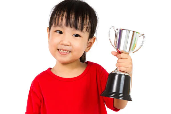 Asiatische kleine chinesische Mädchen lächelt mit einer Trophäe in den Händen — Stockfoto