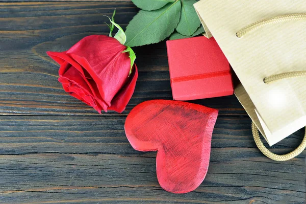 Dzień Matki Pudełko Serce Czerwona Róża Drewnianym Tle — Zdjęcie stockowe