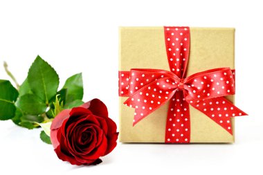 Anneler Günü hediyesi ve beyaz arkaplanda izole edilmiş kırmızı gül.