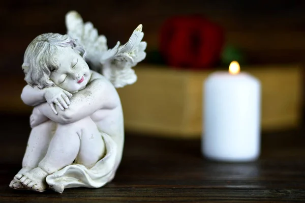 Ангел Біла Свічка Червона Троянда Дерев Яному Фоні — стокове фото