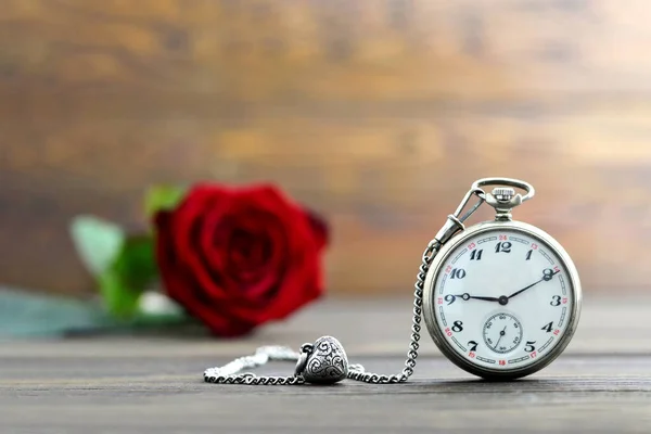 Щаслива Ювілейна Листівка Кишеньковим Годинником Підвіскою Серця Червоною Трояндою — стокове фото