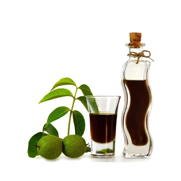 Nocino likörü. Beyaz arkaplanda yeşil ceviz likörü izole edilmiş.