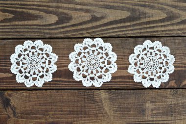 Ahşap arka planda dantel örgü örtüleri