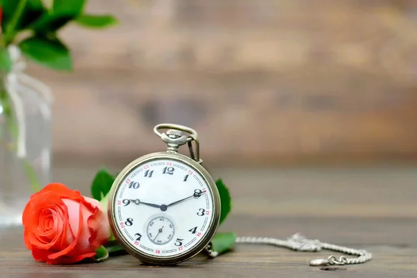 Щасливої Листівки Червоною Трояндою Вінтажним Кишеньковим Годинником — стокове фото