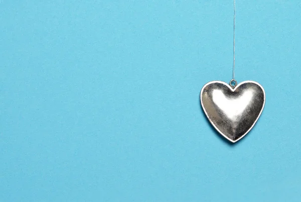 Декоративное Металлическое Сердце Фоне Голубой Бумаги — стоковое фото