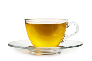 Şeffaf bardaktaki çay beyaza izole edilmiş.  