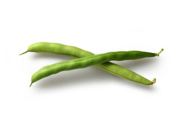 Beyaz arkaplanda yeşil fasulyeler izole