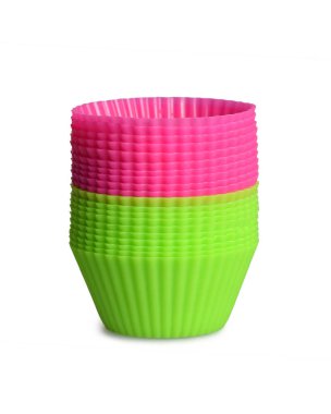 Beyaz arkaplanda izole edilmiş silikon kek pişirme bardakları