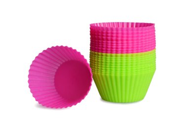 Beyaz arka planda izole edilmiş silikon kek pişirme bardakları. Yeniden kullanılabilir cupcake hatları