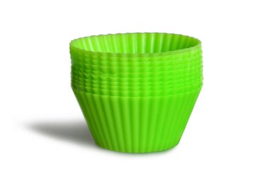 Beyaz arka planda izole edilmiş silikon kek pişirme bardakları. Yeniden kullanılabilir cupcake hatları 