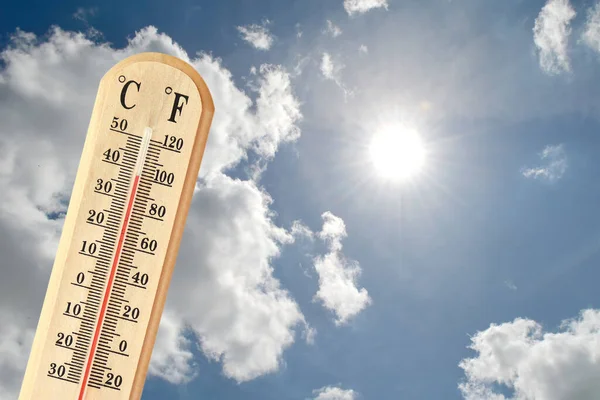 Thermometer Zeigt Hohe Temperatur Sommerwärmekonzept — Stockfoto
