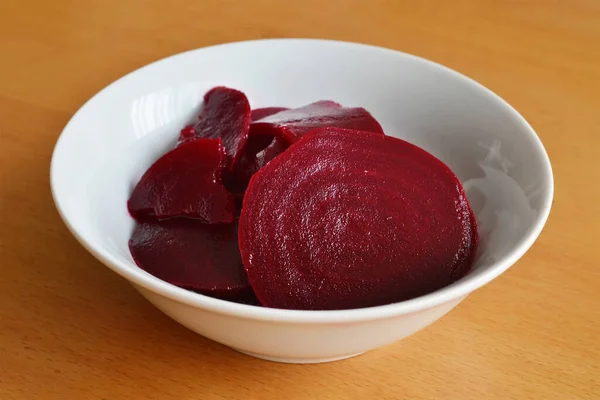 Tahta arka planda kırmızı pancar salatası.