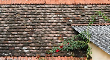 Eski kırmızı boğa burnu kiremit dokusu