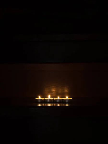 Großaufnahme Brennender Kerzen Auf Einer Holztreppe Gemütlichkeit Und Wärme Einer — Stockfoto