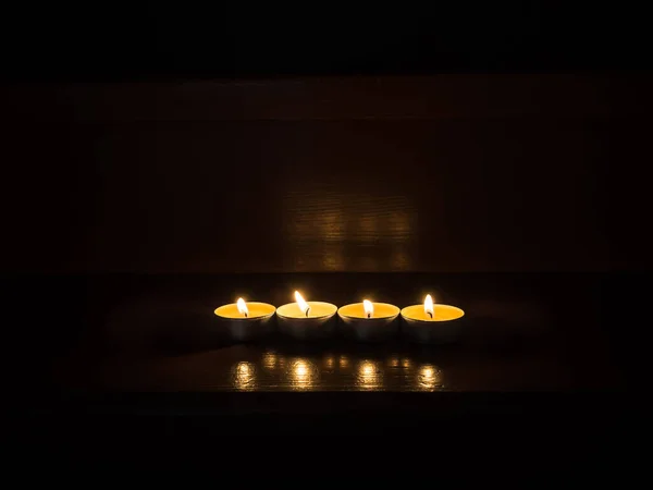 Primer Plano Velas Encendidas Una Escalera Madera Comodidad Calor Vela — Foto de Stock