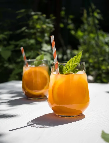 Tavolo Legno Bianco Giardino Cocktail Freddo Arancione Con Foglie Lampone — Foto Stock