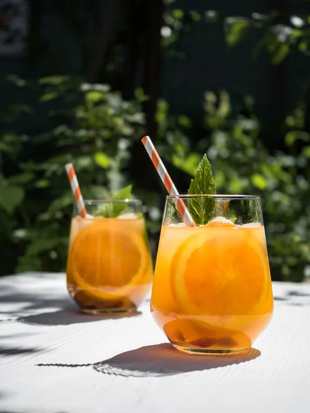 Tavolo Legno Bianco Giardino Cocktail Freddo Arancione Con Foglie Lampone — Foto Stock