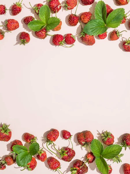 Strawberry Fruits Leaves Create Pattern Berries Located Sides Chaotically View — Stock Photo, Image