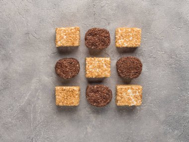 Süt ve kakaolu kahverengi ve beyaz Türk lokumu (rahat locum). Geleneksel doğulu tatlılığı. Gri arka plan. Düz yatıyordu. Yukarıdan görüntüle.