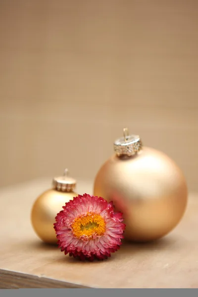 Christmas baubles with flower — Stock Photo, Image