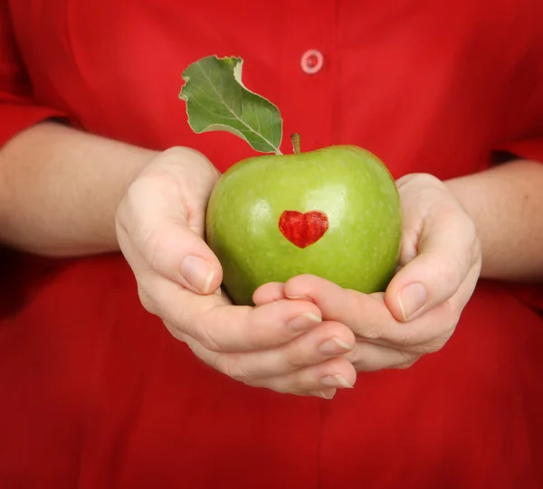 Apple dengan hati merah di tangan — Stok Foto