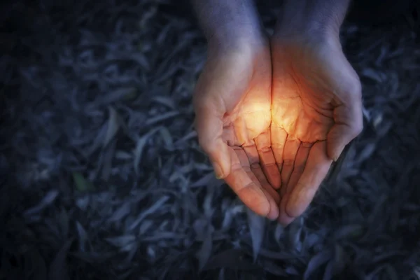 İnsan eli ile ışık — Stok fotoğraf