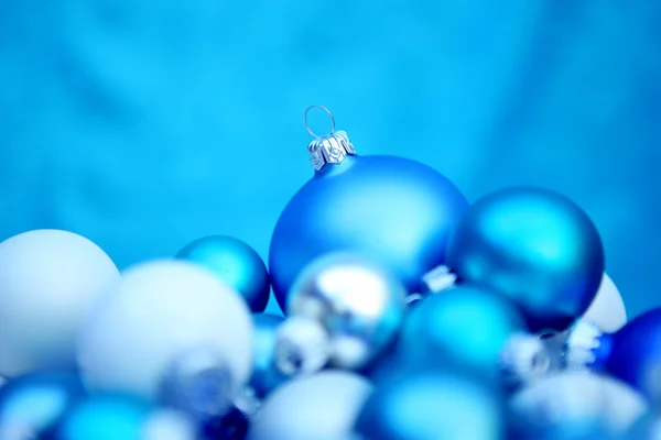 Güzel mavi Noel baubles — Stok fotoğraf