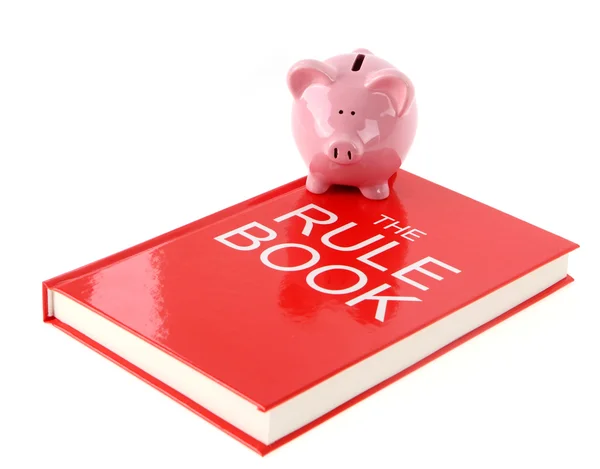 Piggy bank met regel boek — Stockfoto
