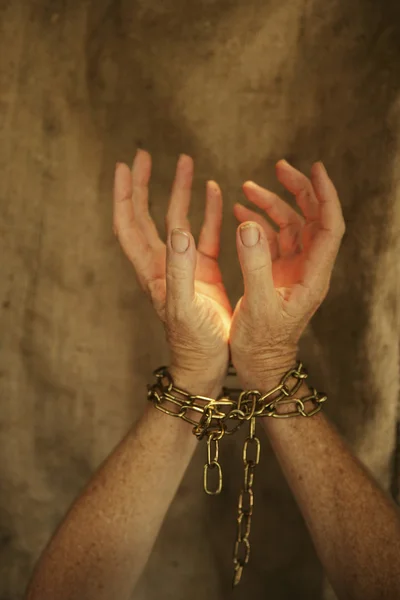 Mãos atadas uma cadeia — Fotografia de Stock