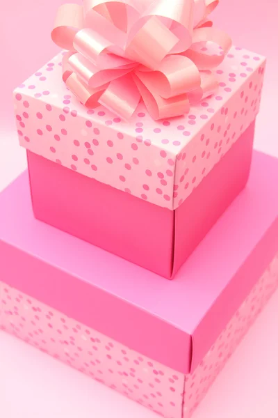 Ροζ δώρο κουτί με κορδέλα τόξο — Φωτογραφία Αρχείου