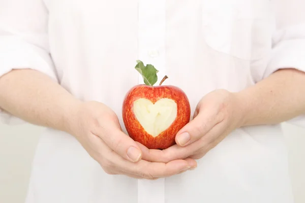 Dışarı ısırıldı kalp ile lezzetli elma — Stok fotoğraf