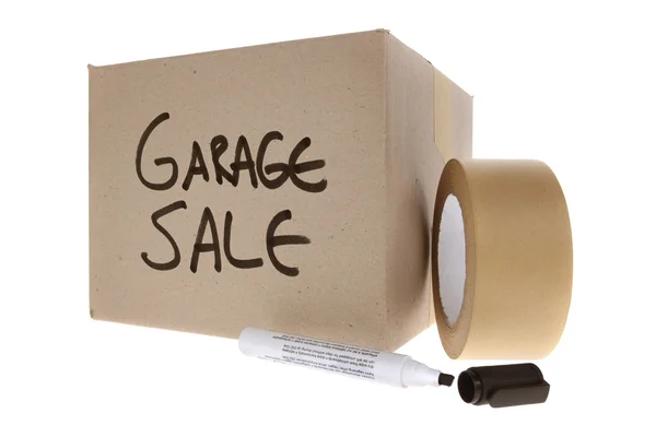 Boîte en carton avec inscription de vente de garage — Photo