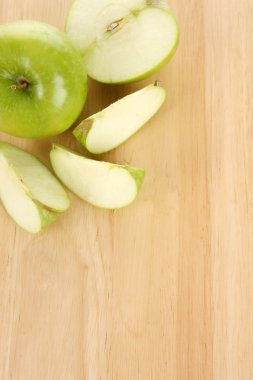Yeşil elma dilimli