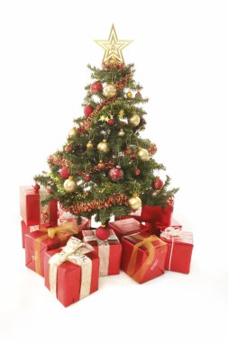 Pek çok hediye kutuları ile Noel ağacı